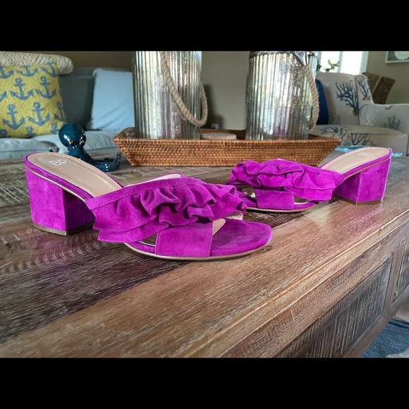 BP Suede Fuchsia Ruffled Block Sandals - Picture 2 of 5